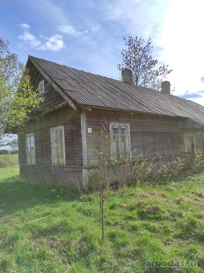 Sklypas yra gyvenvietės centre, patogus