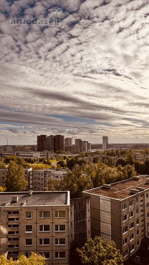 Aukštai, su geru vaizdu pro visus langus.