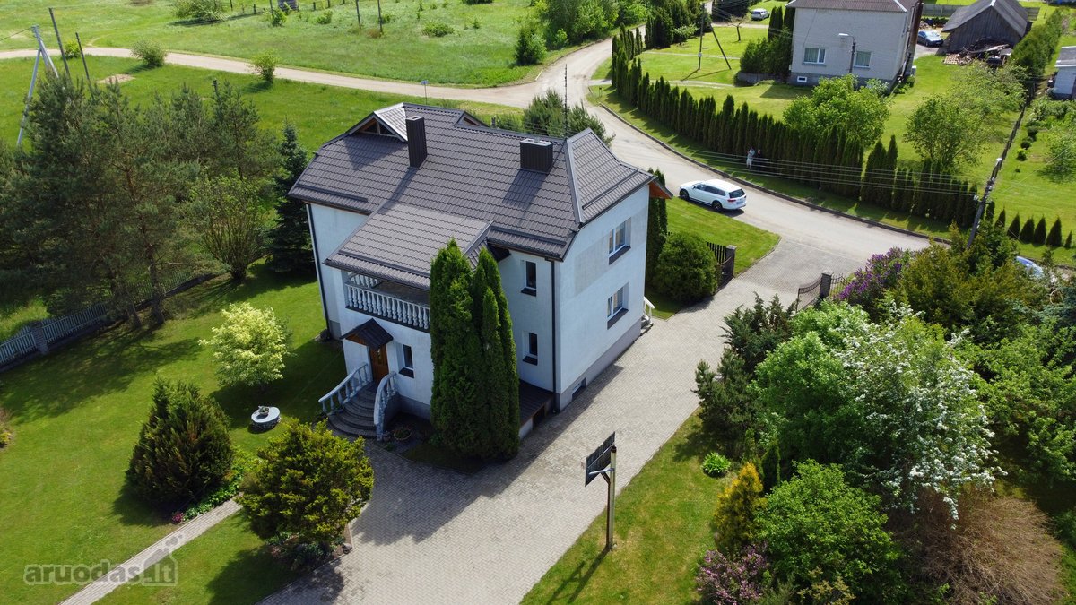 Parduodama išskirtinė namų valda su renovuotu