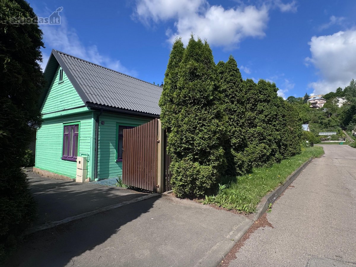 Parduodamas namas su 10 arų sklypu. Sklypas