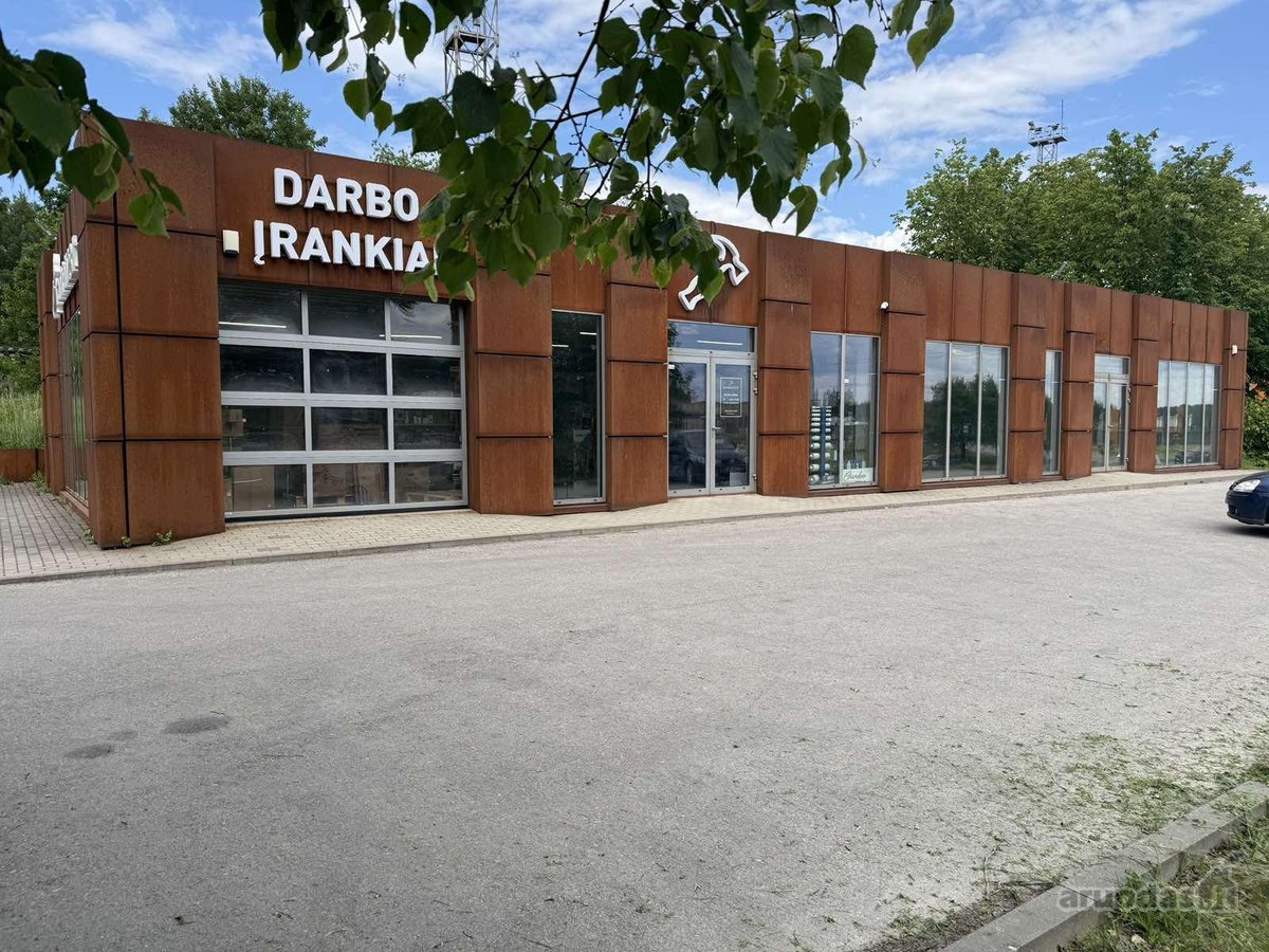 Gerai matomoje vietoje, judrioje gatvėje,