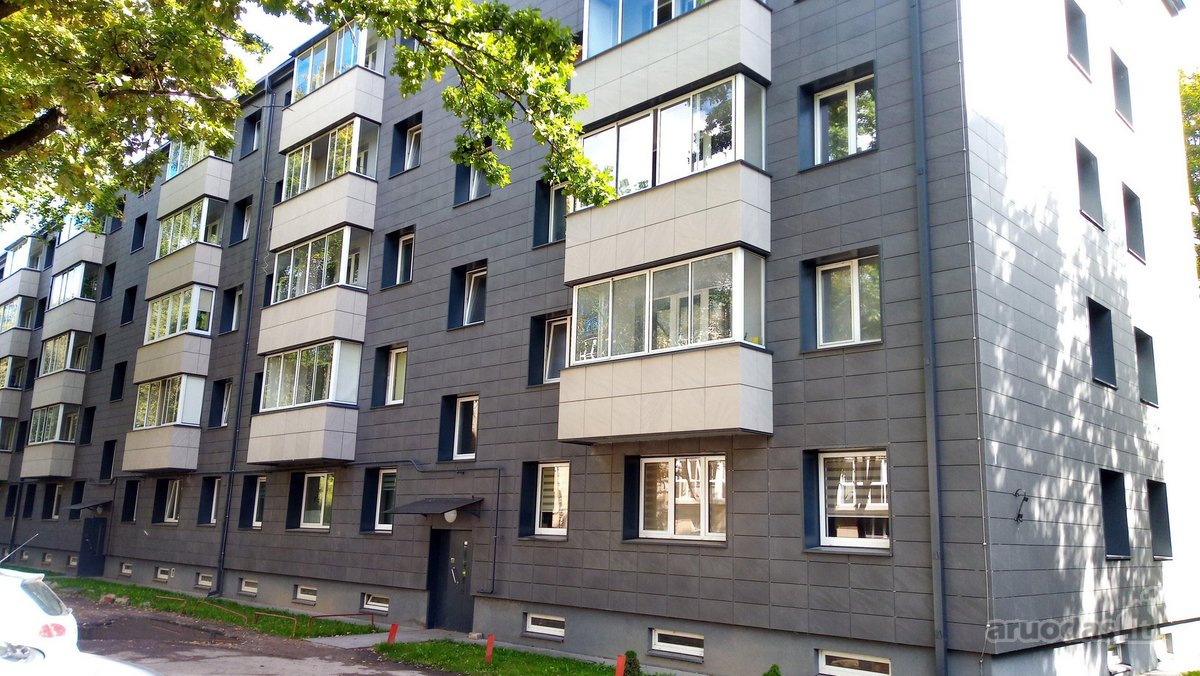 Parduodamas dviejų pereinamų kambarių butas