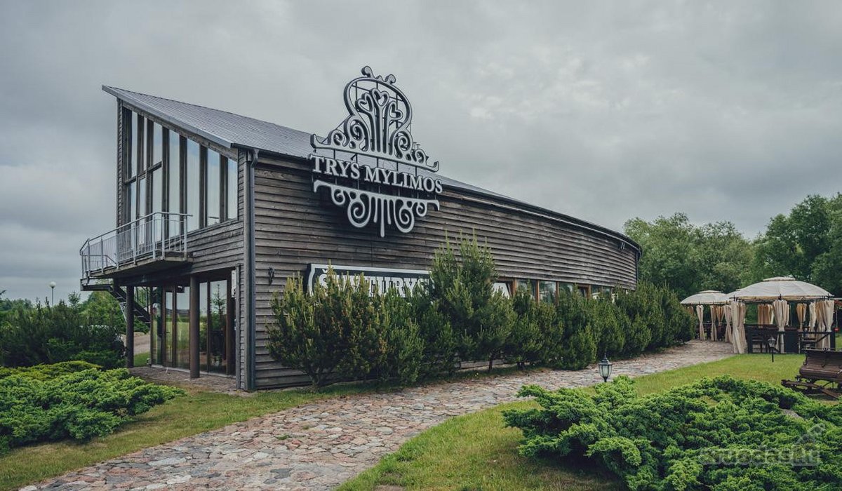 Pastatas randasi šalia automagistralės, 13 km