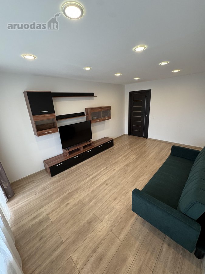 Renovuotas namas, didelė tvarkinga laiptinė,