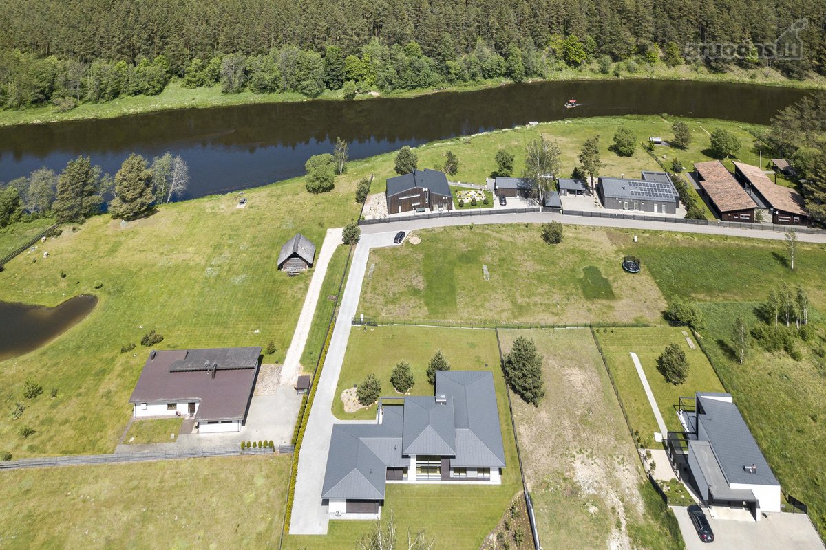 Išskirtinės architektūros namas prie upės - nuotraukos Nr. 10