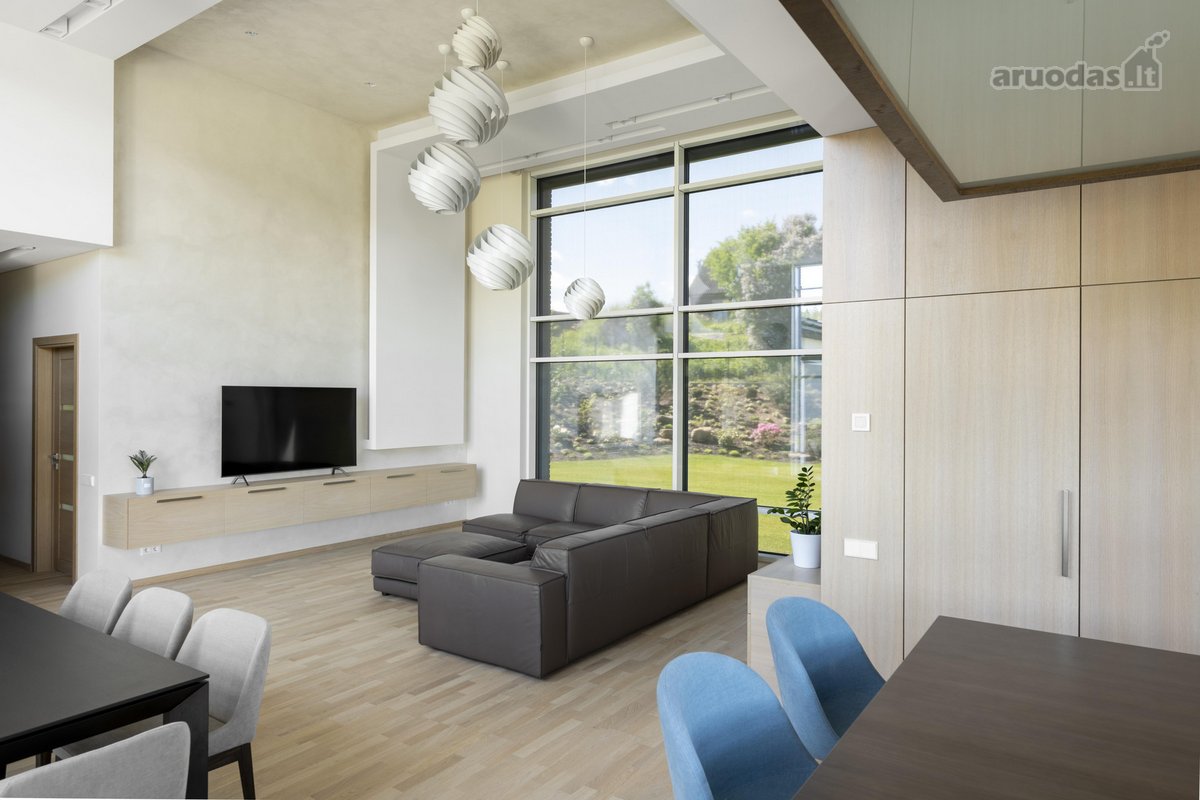 Išskirtinės architektūros namas prie upės - nuotraukos Nr. 12