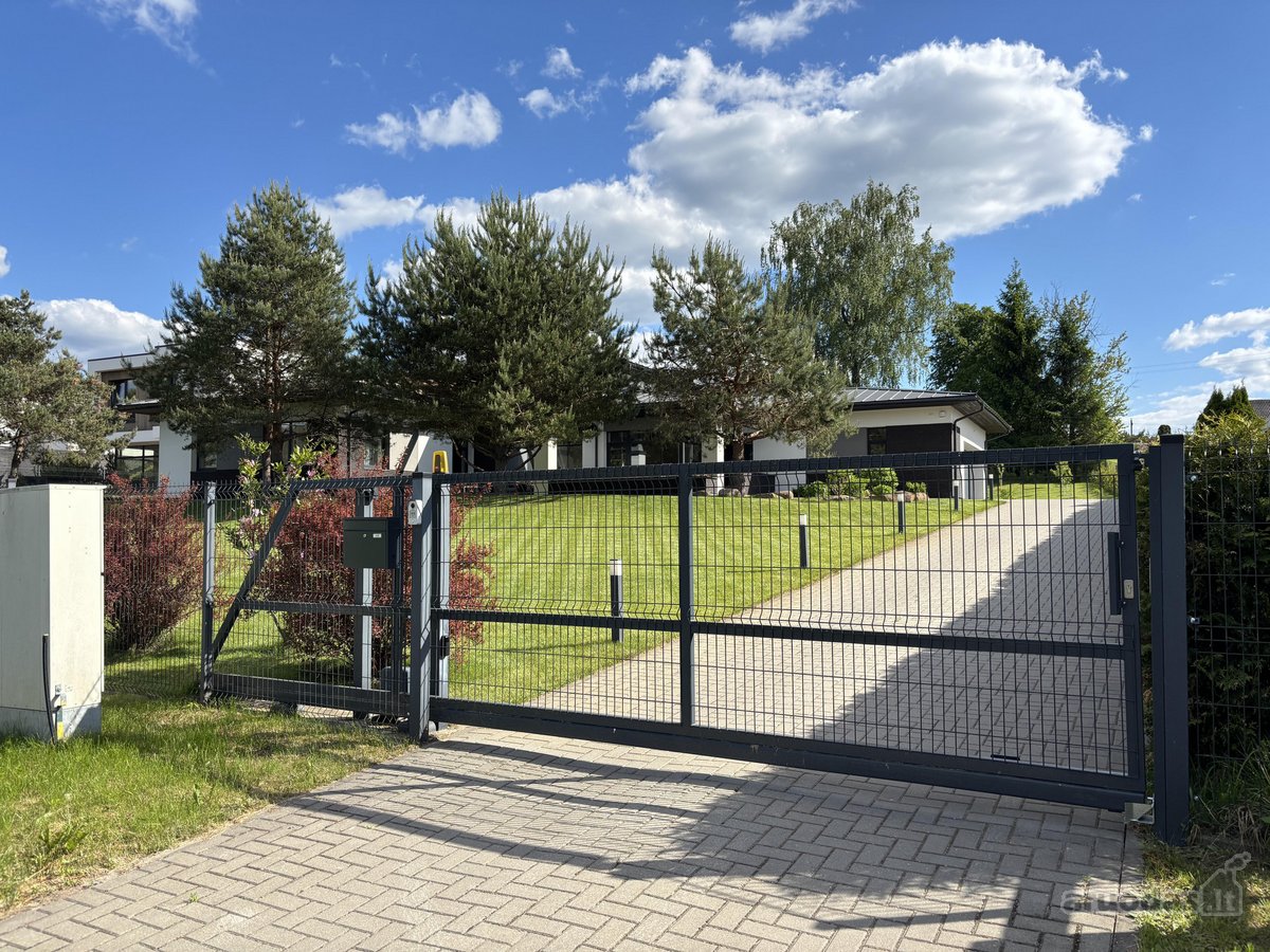 Išskirtinės architektūros namas prie upės - nuotraukos Nr. 8