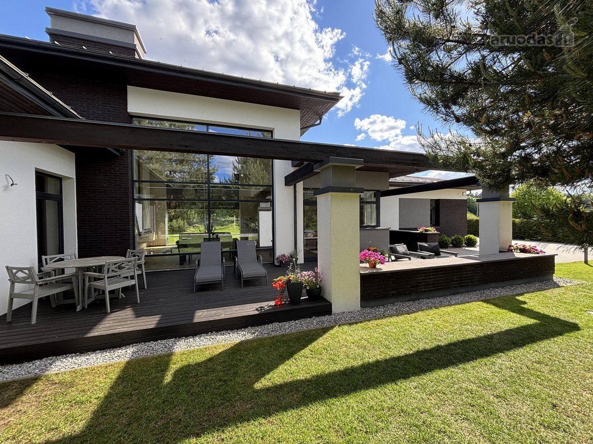 Išskirtinės architektūros namas prie upės - nuotraukos Nr. 3