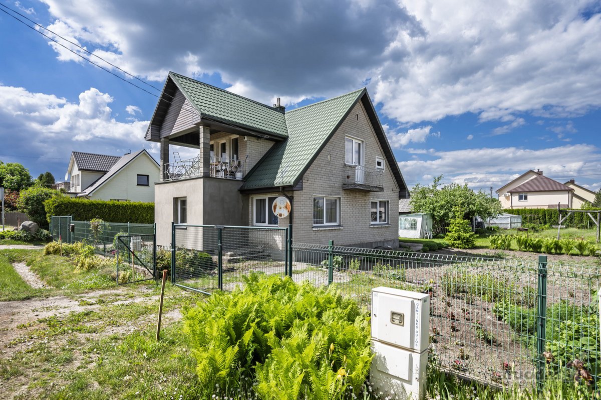 Parduodama šviesi ir jauki namo dalis vienoje