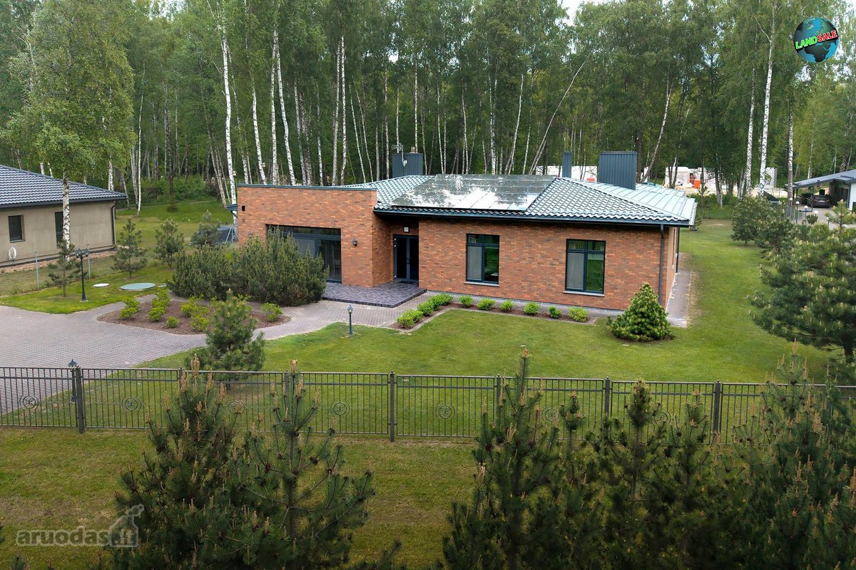 Išskirtinis vieno aukšto namas medžių žalumos - nuotraukos Nr. 5