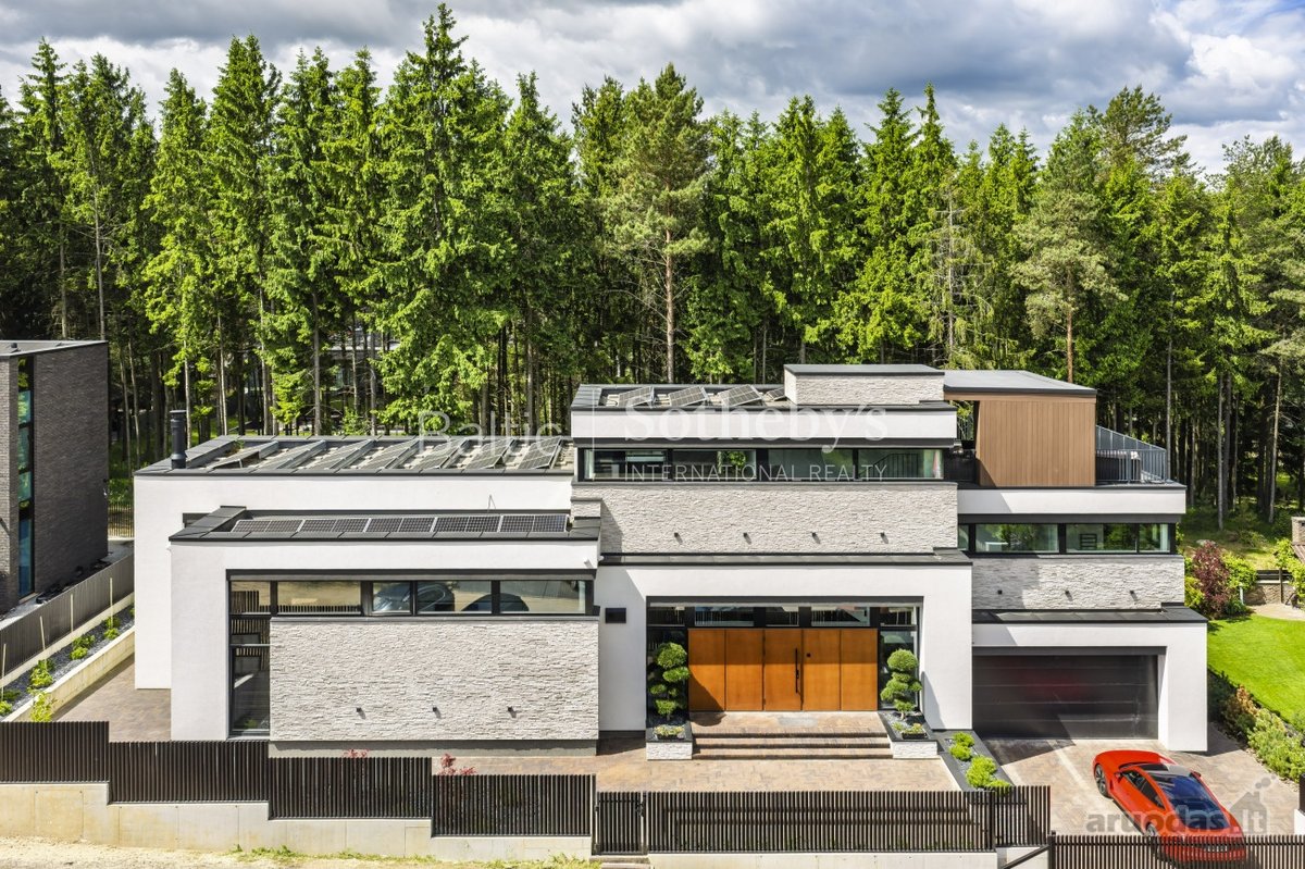 Architektūra, kuri atsiveria į pušyną