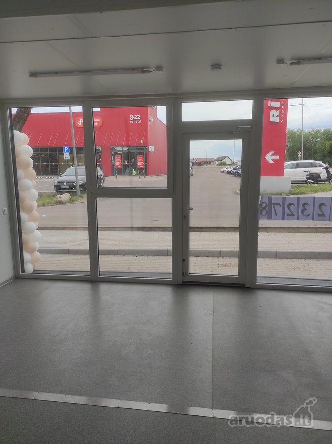 Patalpos yra prie pat Rimi parduotuves.