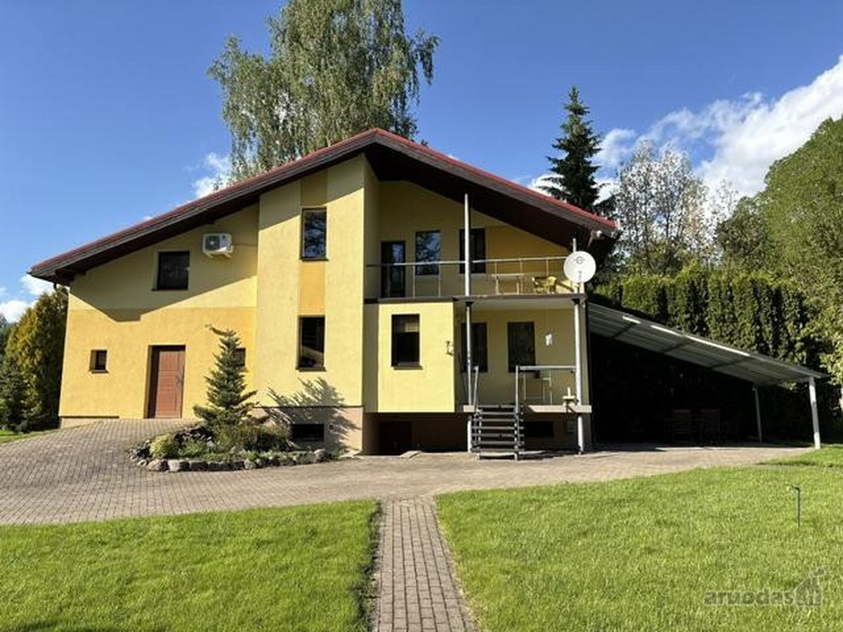 Parduodamas puoselėtas sklypas ir namas.