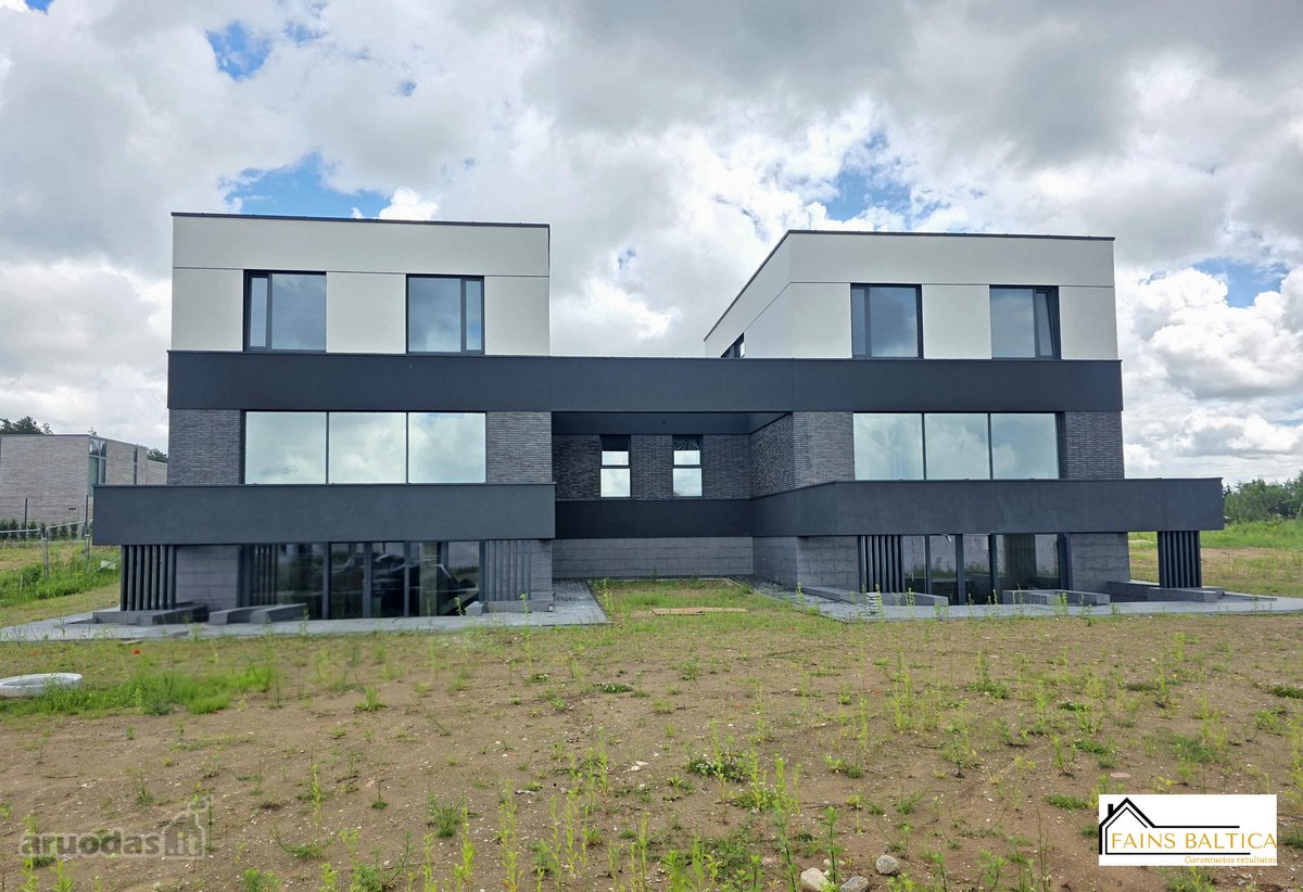 Modernios architektūros namai šalia ežero –