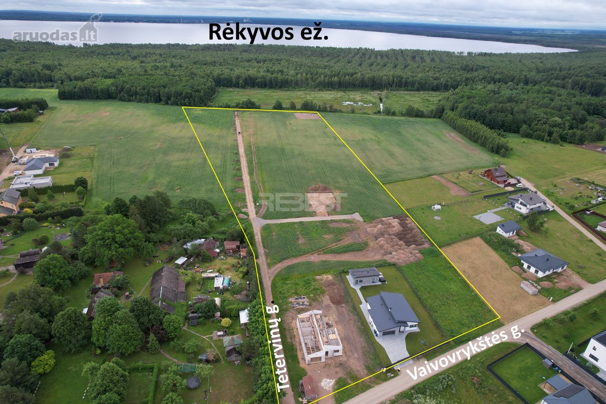 Parduodami trys namų statybai skirti sklypai