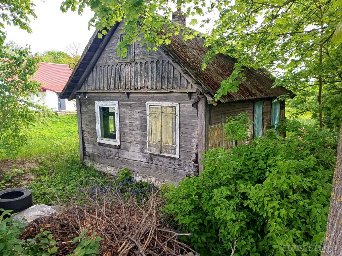 Gyvenamasis namas su sandėliu ir žemės sklypu