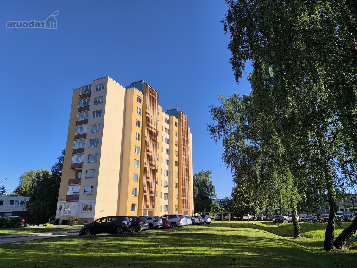 Parduodamas 2 kambarių butas, name su liftu