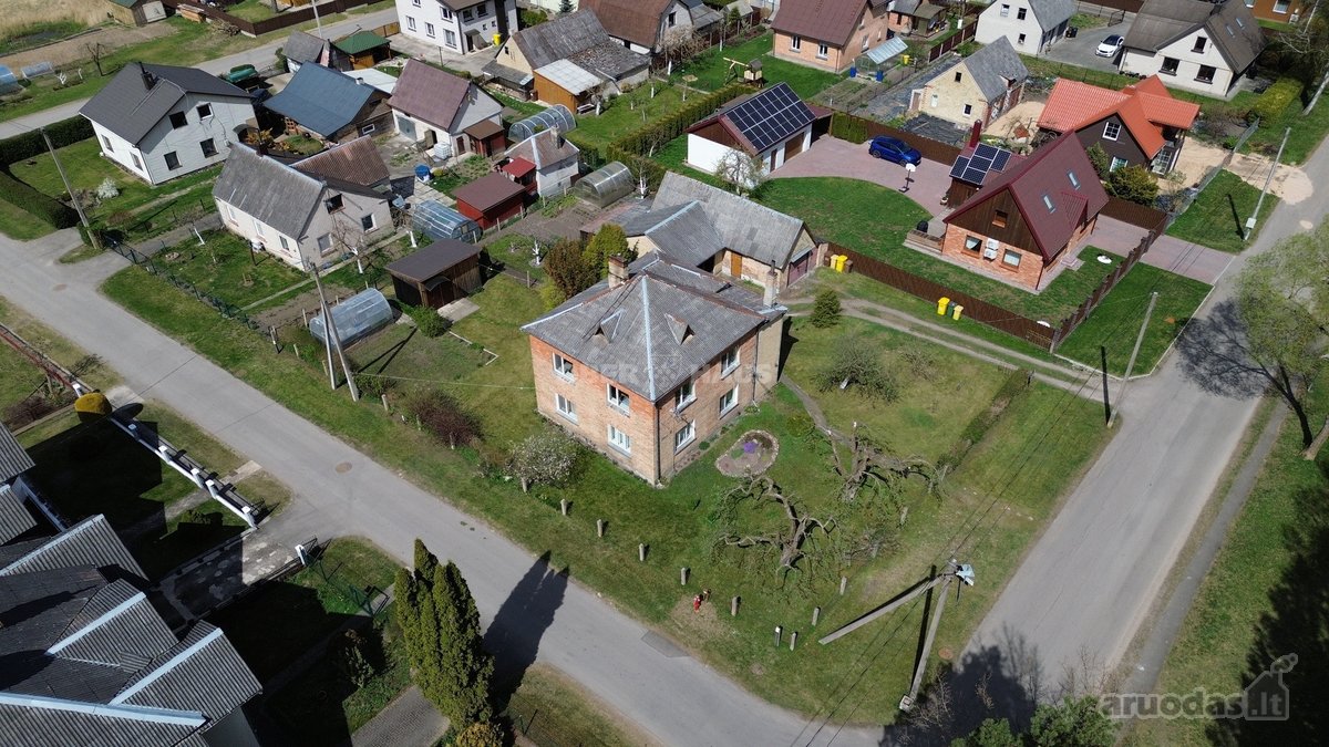 Parduodamas pirmas aukštas dviejų aukštų name