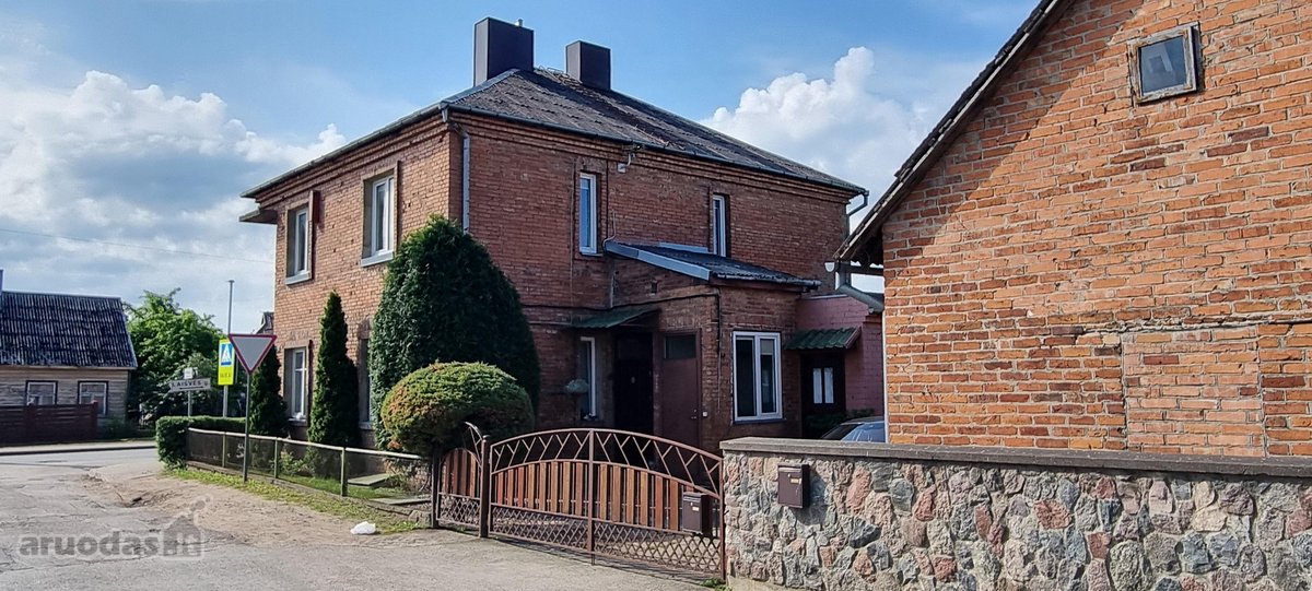 Parduodama įrengta namo dalis antrame aukšte.
