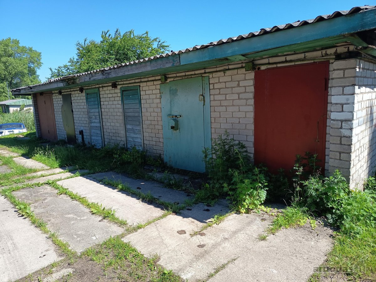 Parduodamas Valčių garažas. Jurbarko gatve.