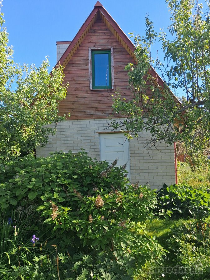 Yra vandentikis, iš dviejų pusių sklypo. Yra