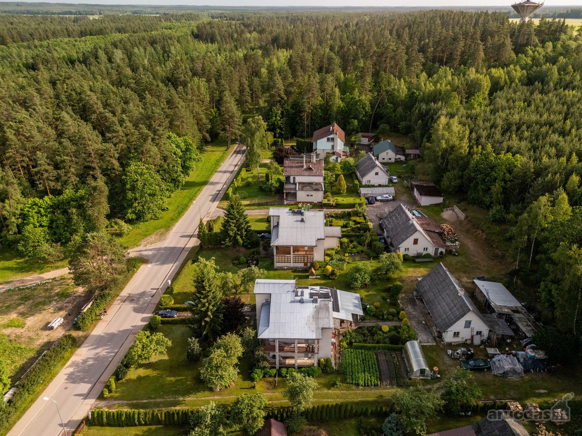 Dviejų Aukštų Namas Su Mansarda Erdviame