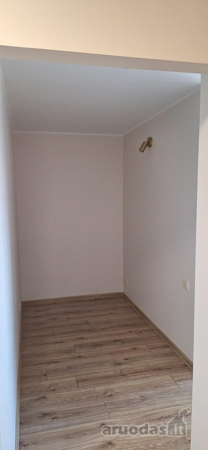 Be tarpininkų. 1kambarys padalintas i dvi