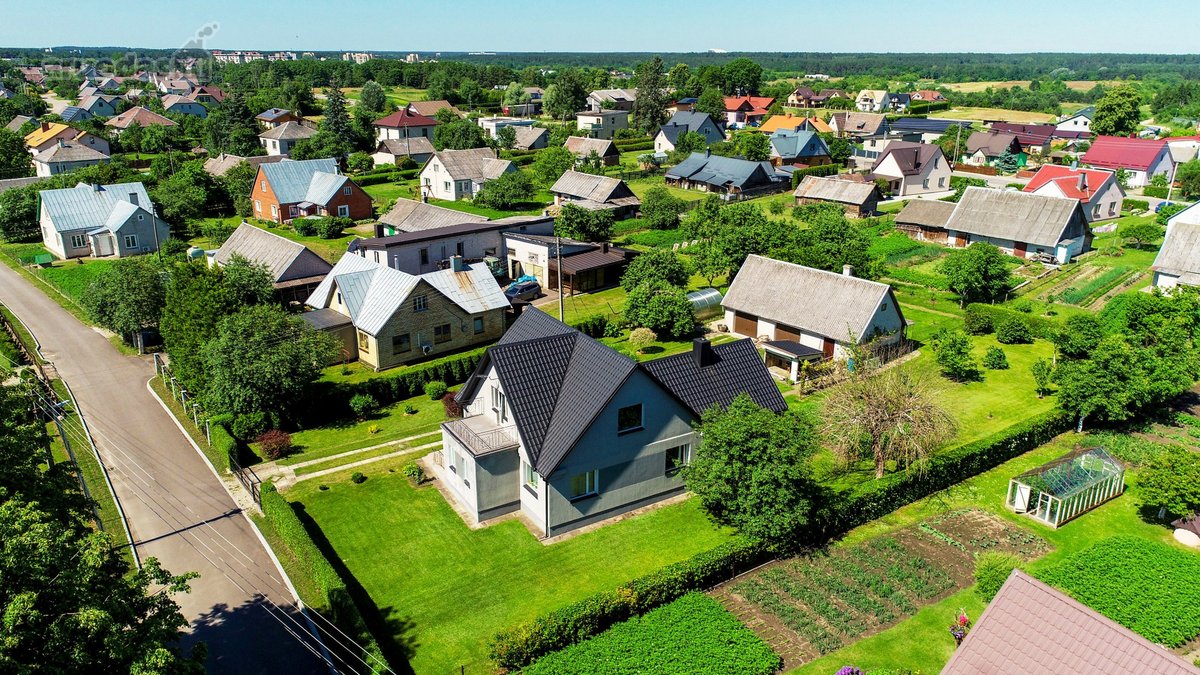 Renovuotas namas su 15,60 arų sklypu Neravuose