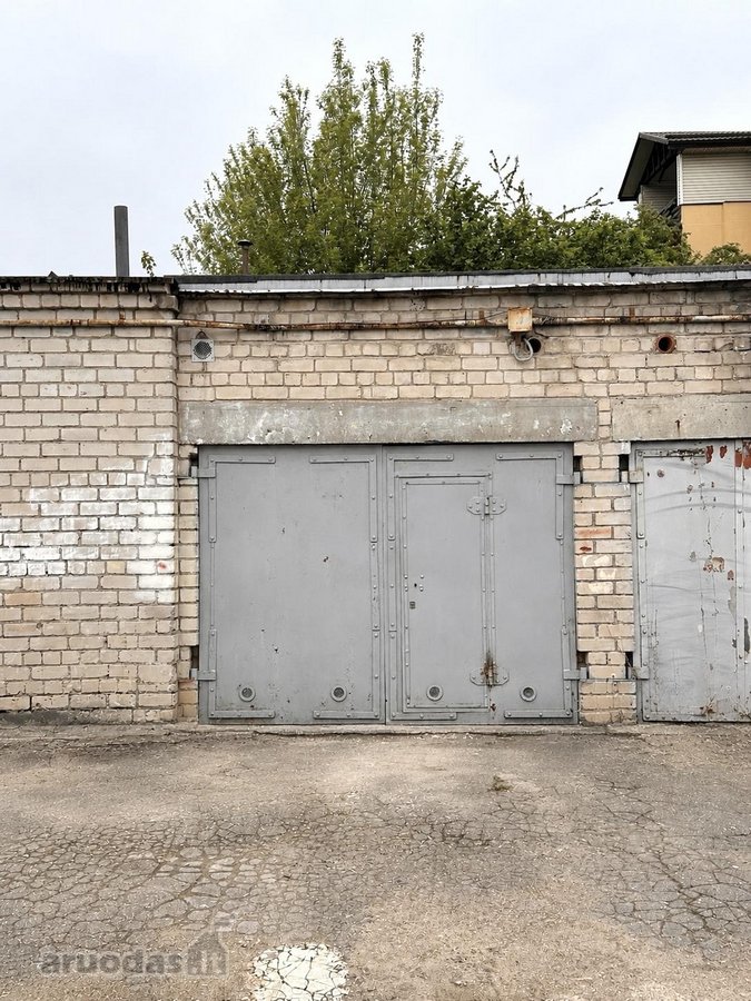 Parduodamas kraštinis garažas geroje vietoje,