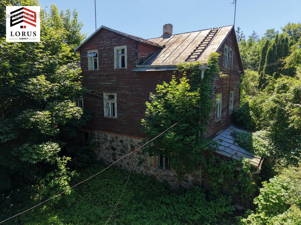 Parduodamas erdvus namas su dideliu 28 arų