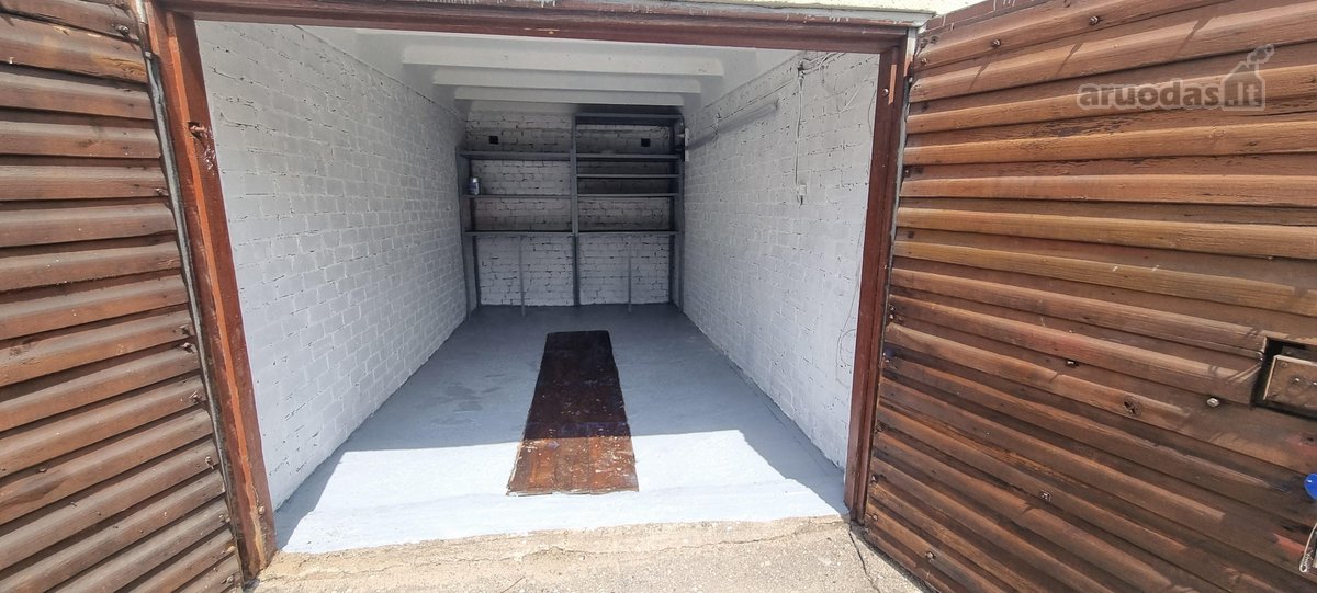-Parduodamas suremontuotas garažas tarp