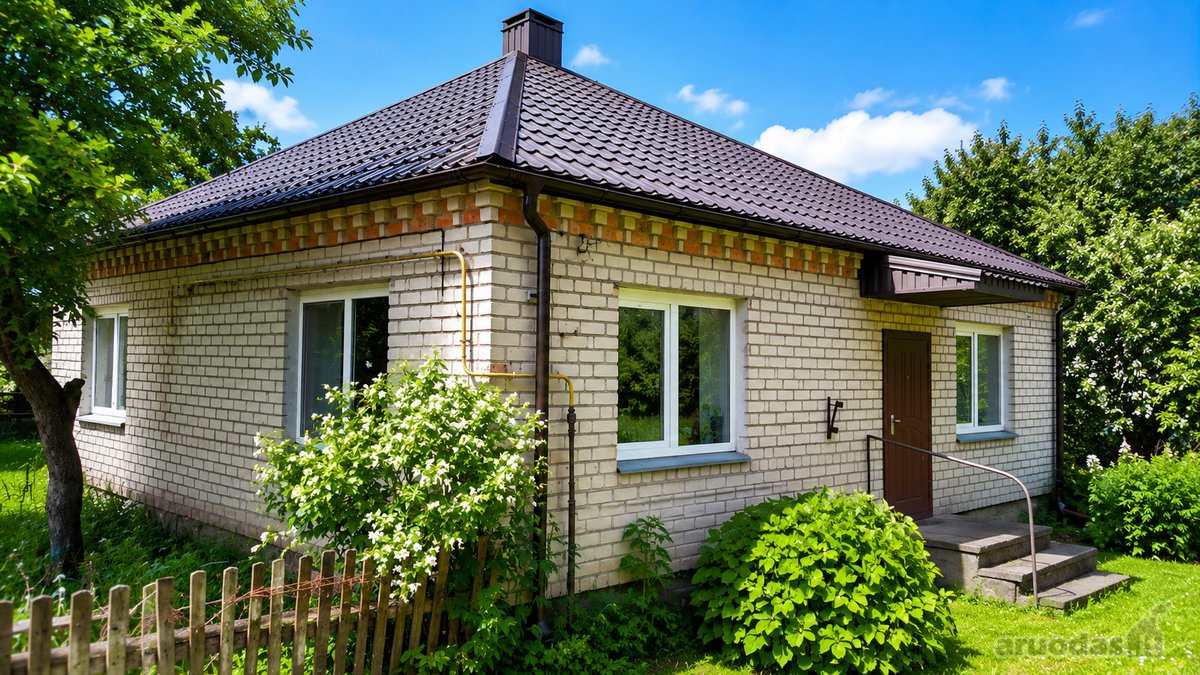 Parduodama sodyba su 18,55 a sklypu – mūrinis