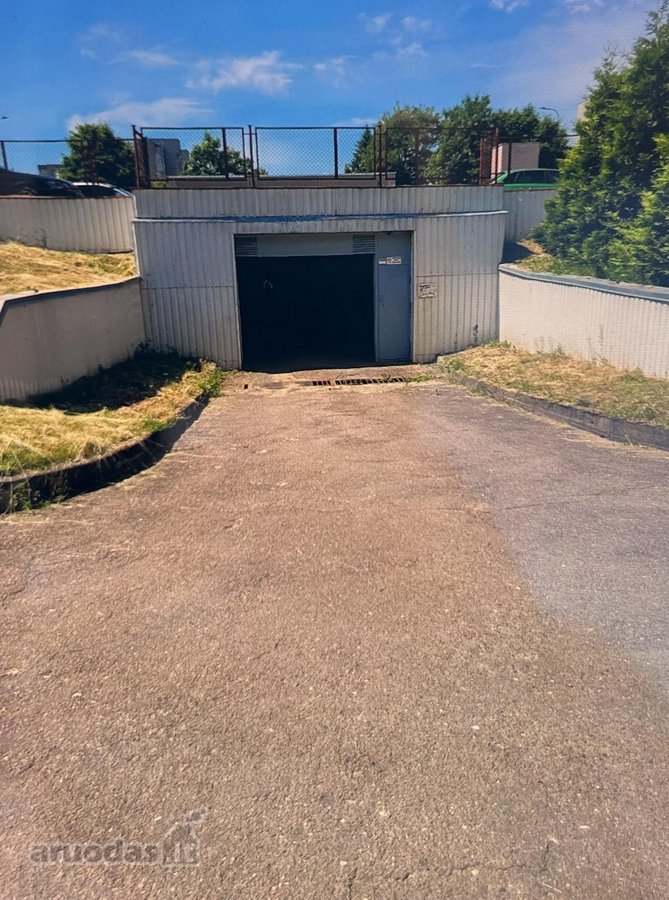 Parduodamas garažas Pilaitėje, Papilėnų g. 13a