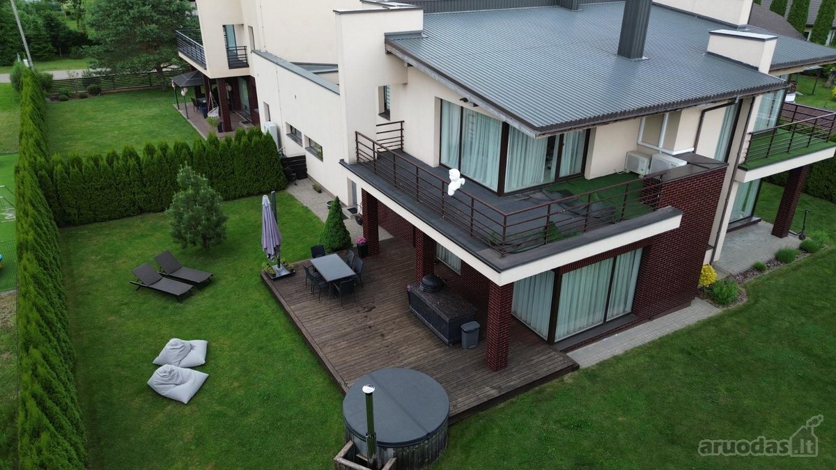 Parduodamas dviejų aukštų namas Didžiojoje