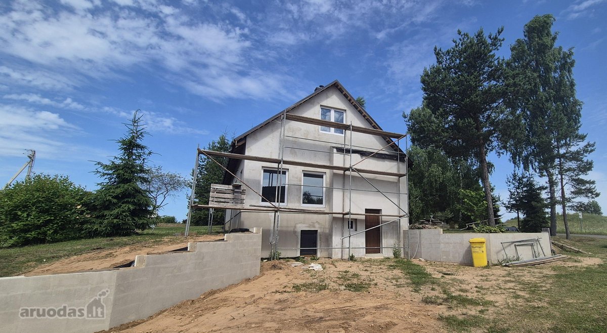 Parduodamas renovuojamas namas su trijų