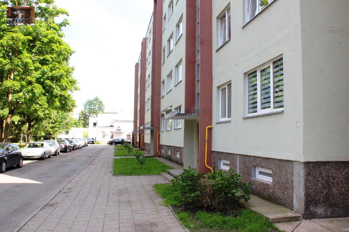Dalinai renovuotas namas, užtaisytos siūlės,