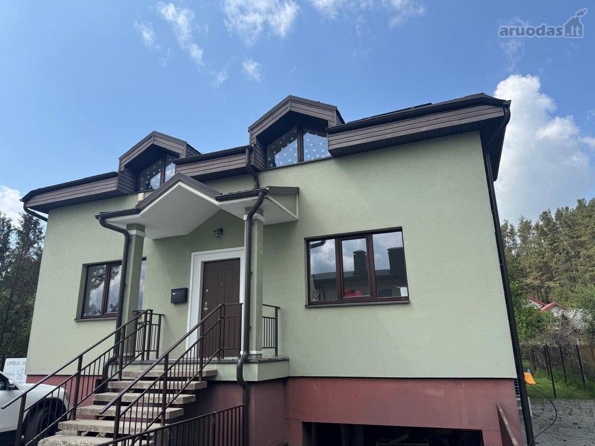 Parduodamas erdvus 266 kv. m namas Ožkiniuose