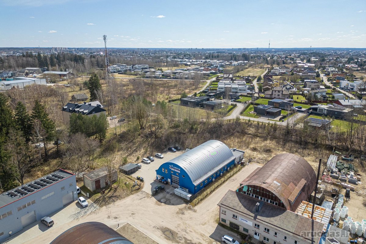 627 m2 bendro ploto pastatas Avižieniuose,
