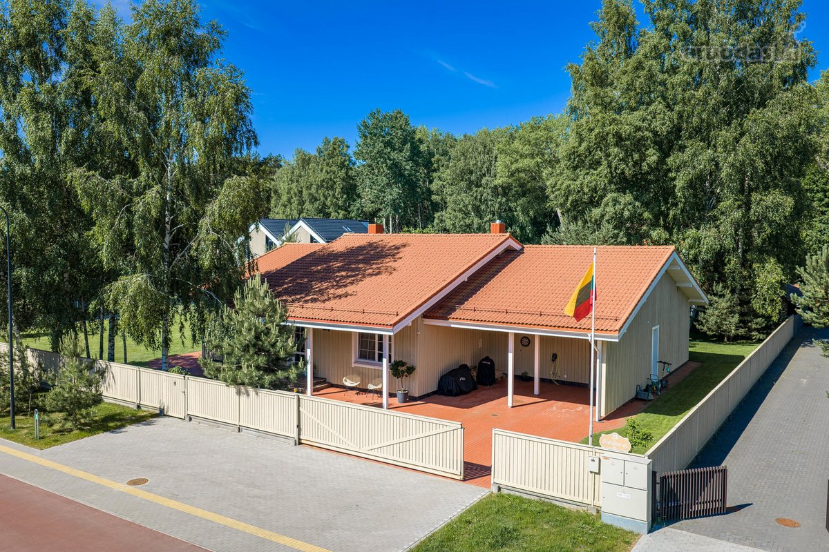 Parduodama erdvi 3 miegamųjų vila su 15 arų