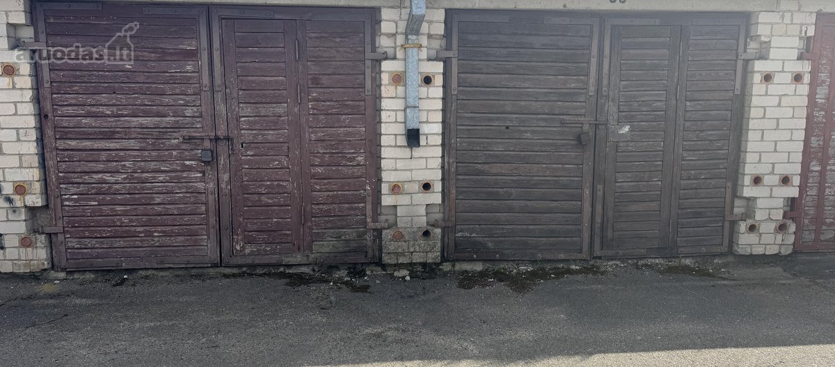 Parduodami du mūriniai garažai šalia vienas