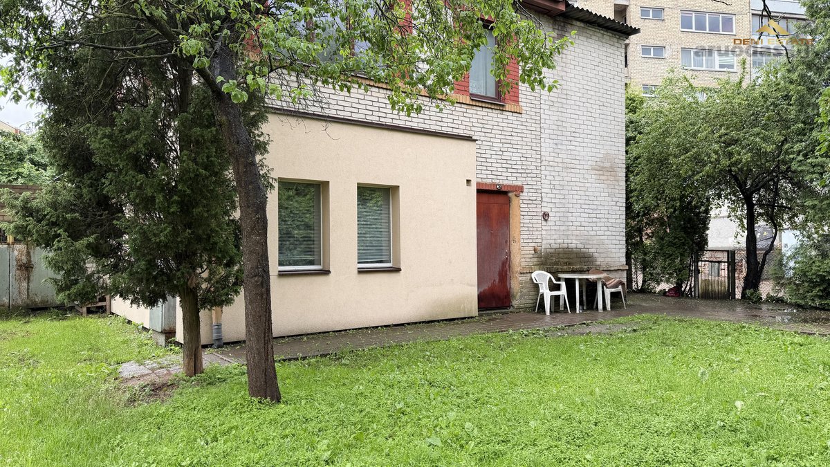 Butas su žemės dalimi