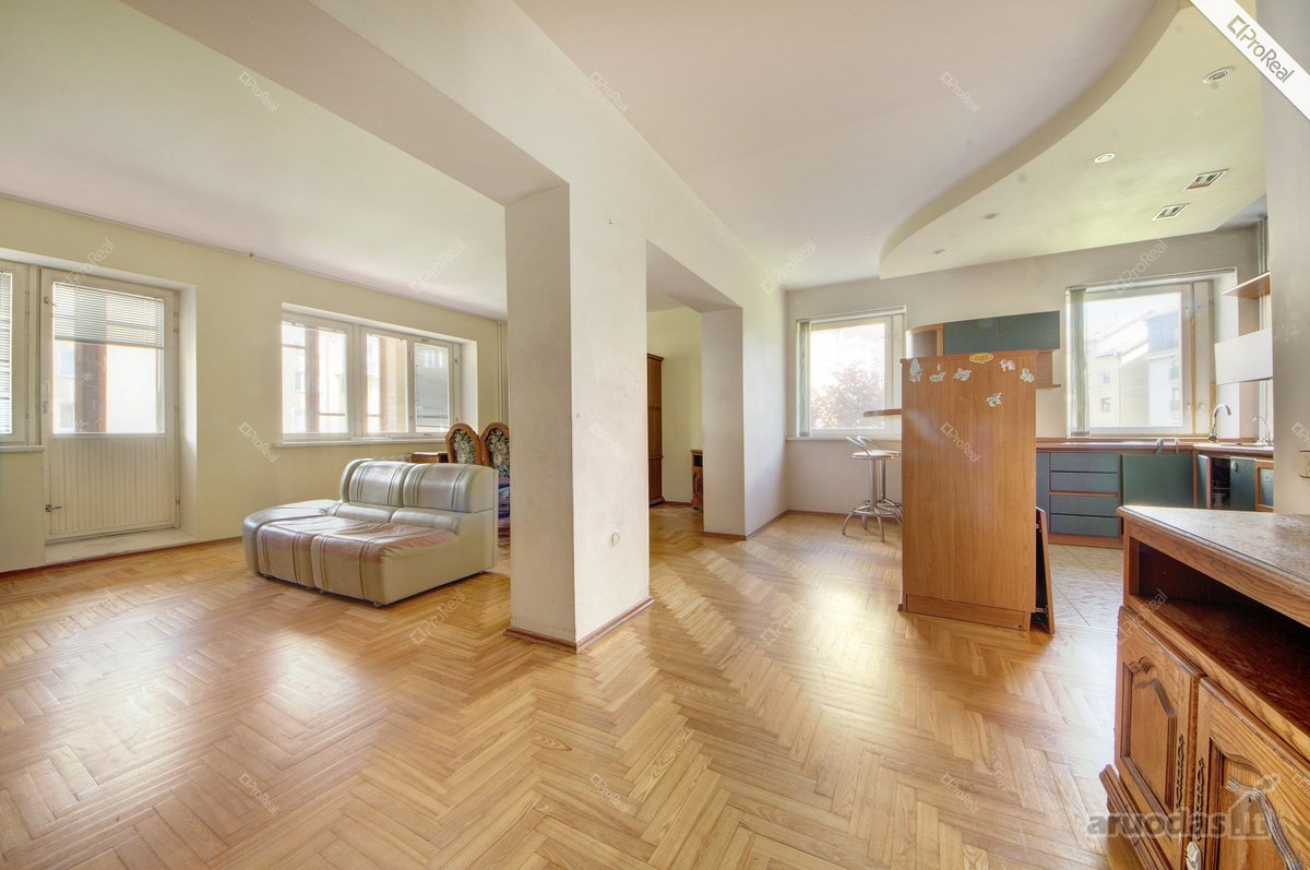 Išnuomojamas Erdvus 3 Kambarių Butas