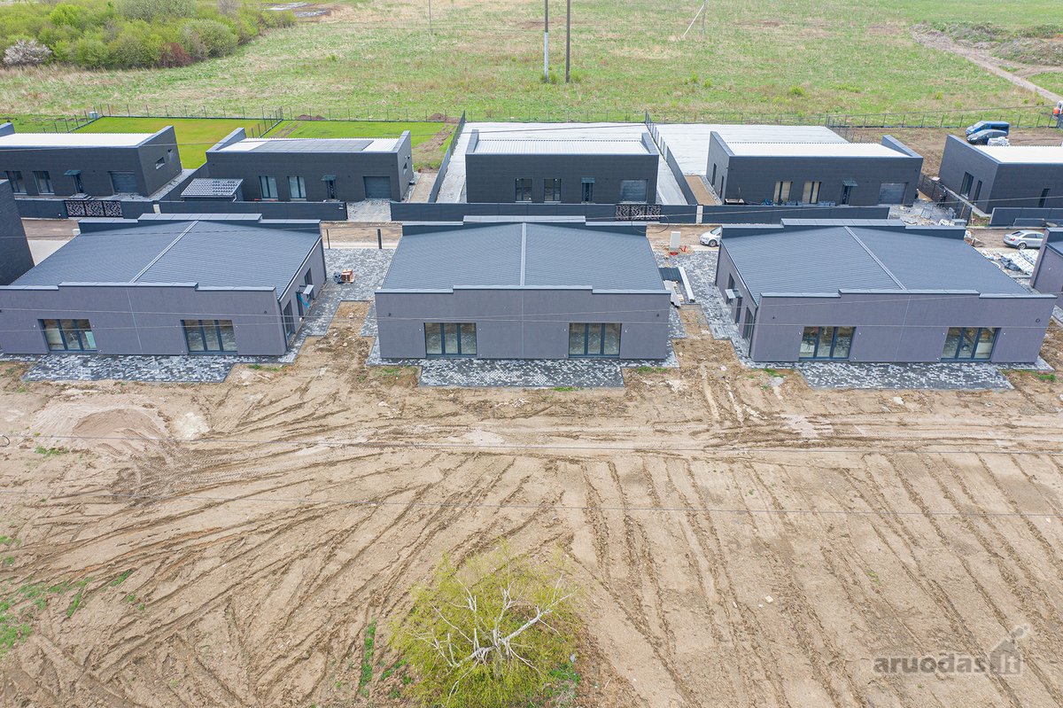 Modernaus fasado sublokuotas namas. Pilnos - nuotraukos Nr. 2