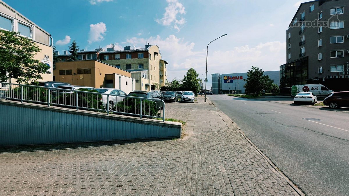 - įvažiavimas į pastatą pro automatinius