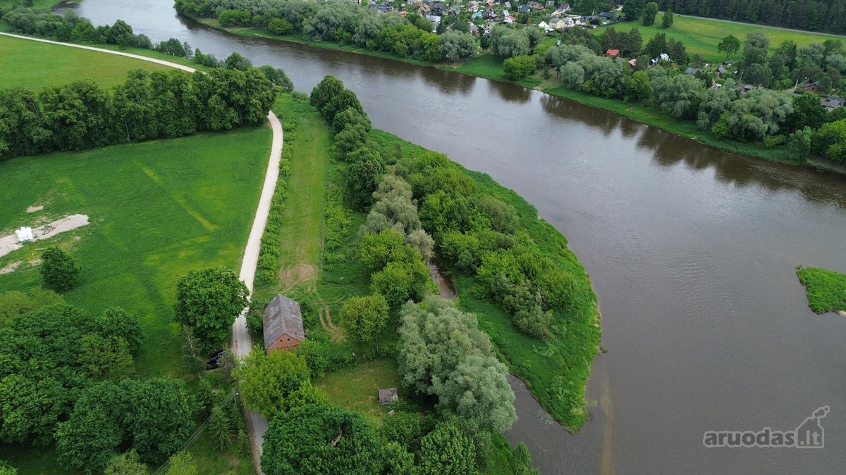 Mykoliškių dvaro svirnas su žeme šalia Neries
