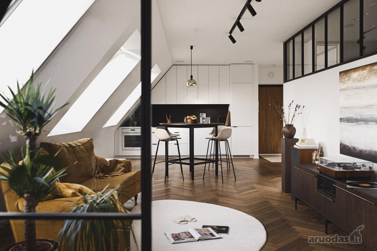 Šviesūs mansardiniai apartamentai vidiniame