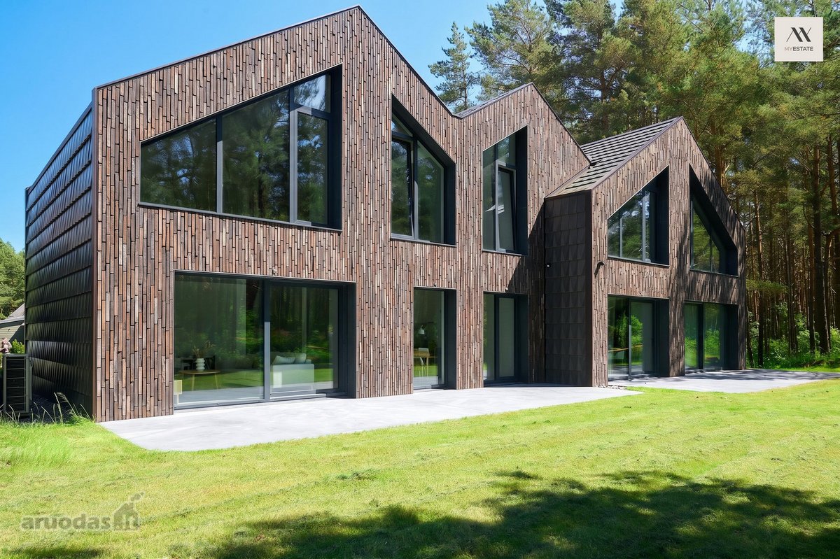 Ant kopų įsikūręs kotedžas - moderni