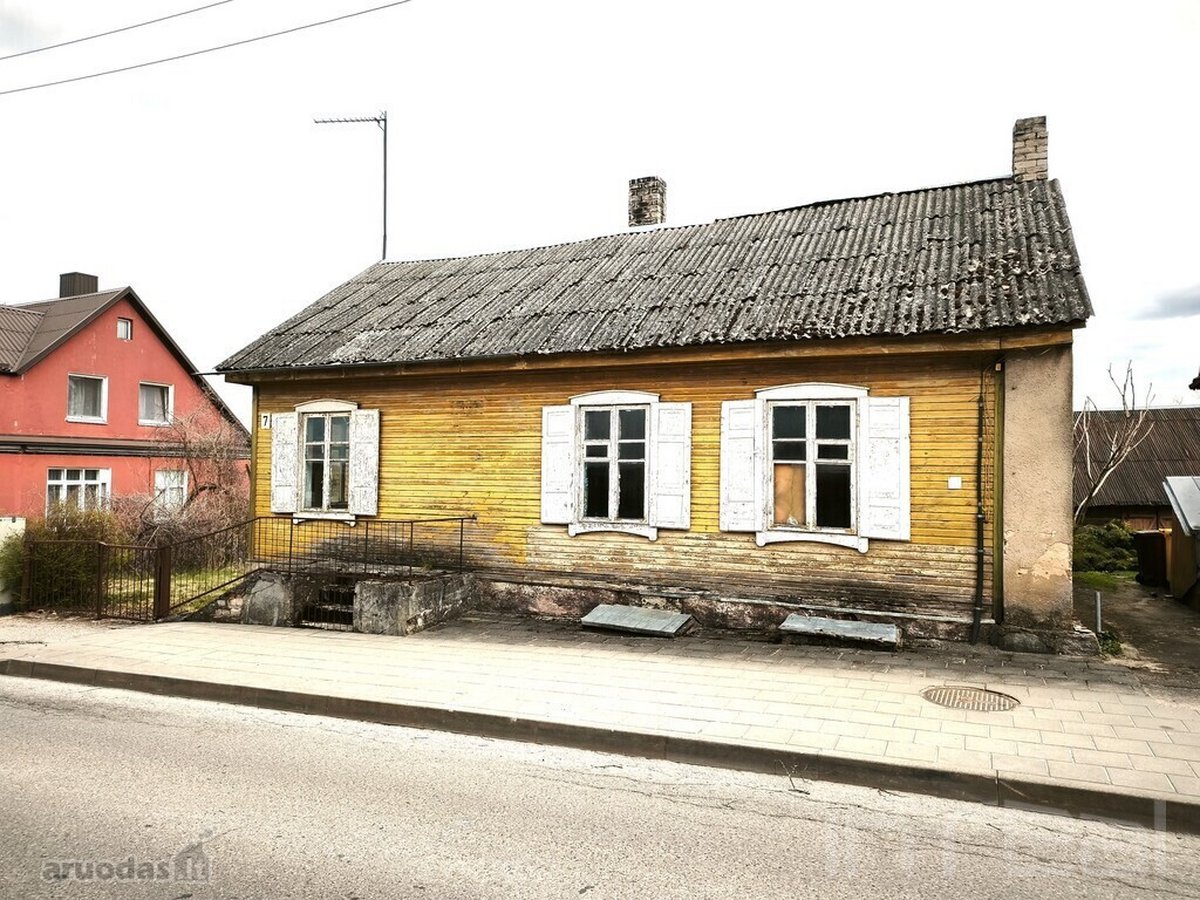 Utenos miesto centre, šalia upelio