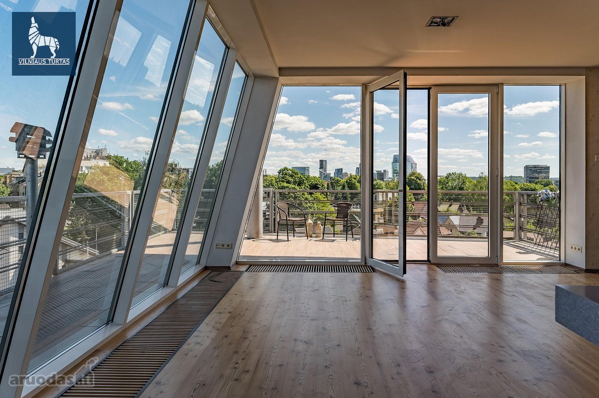 Parduodamas didžiulis penthouse tipo butas su