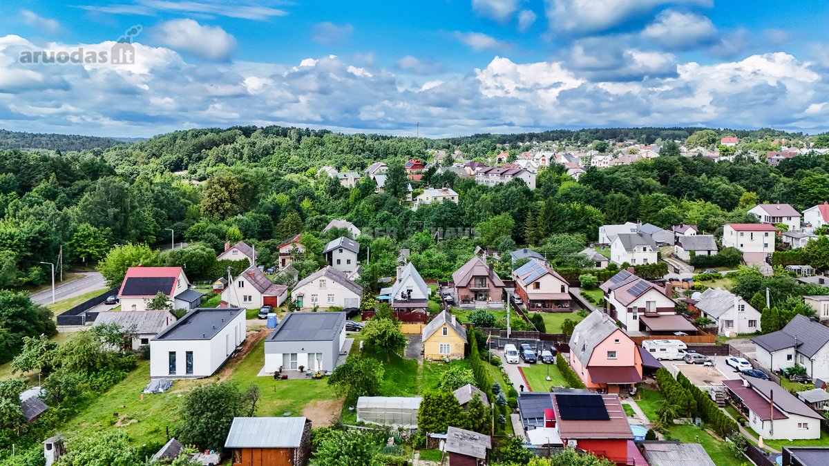 Parduodamas vasarnamis su žemės sklypu